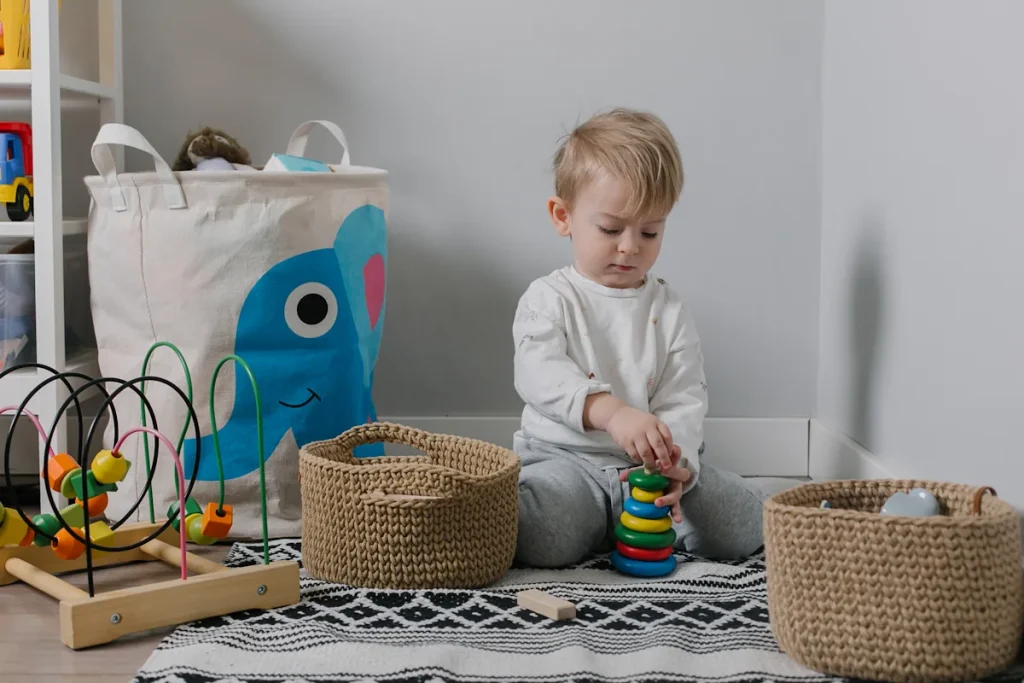 Un enfant qui joue dans son espace Montessori