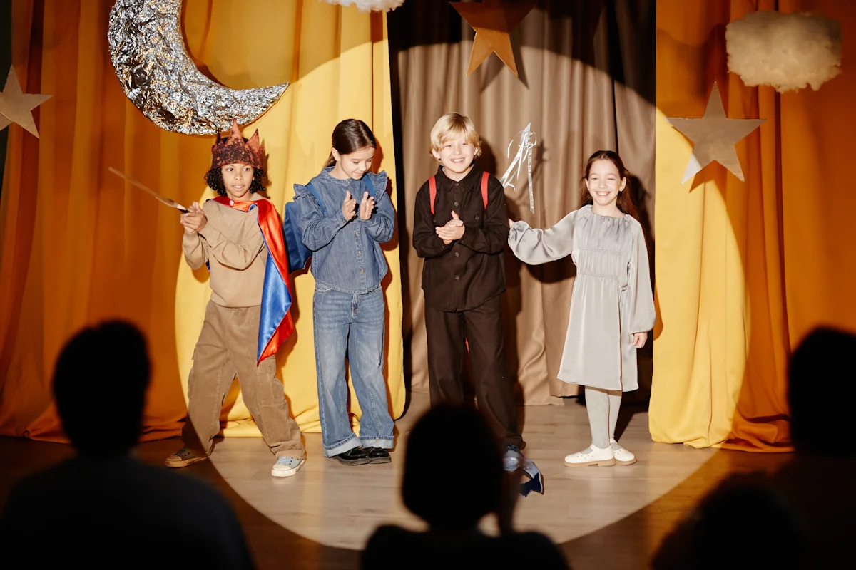 Un enfant qui fait du théâtre