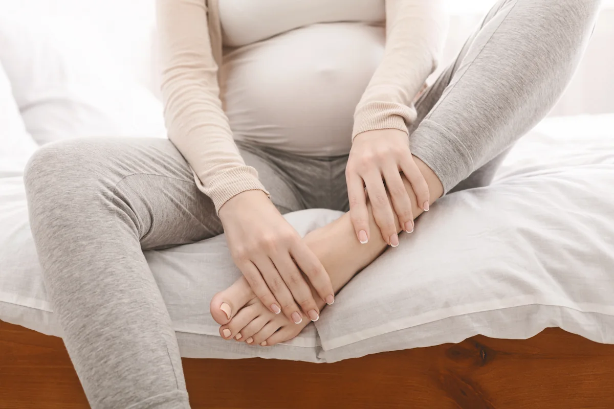 Une femme enceinte qui souffre de crampes nocturnes