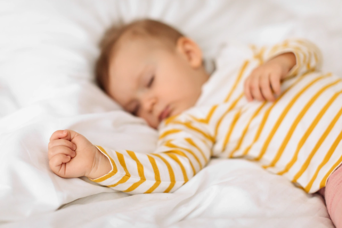 Un enfant qui fait la sieste