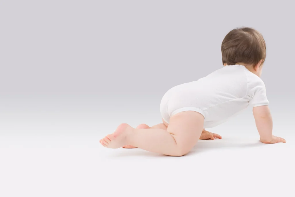Un bébé qui marche à 4 pates