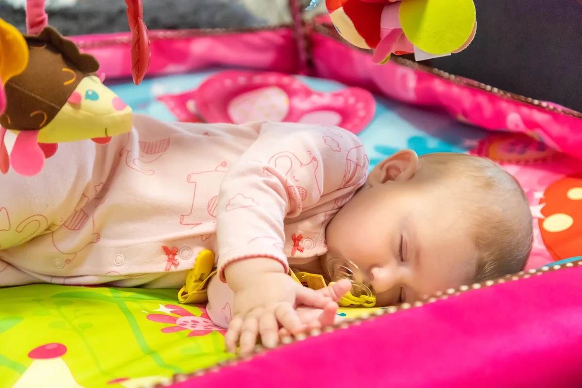 Un bébé qui dort dans un lit parapluie