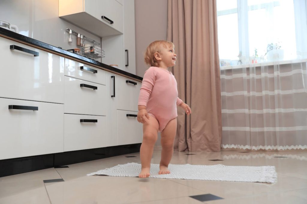 Un enfant debout toute seule