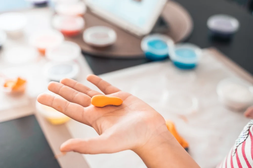 Un enfant qui joue avec de la pâte à modeler