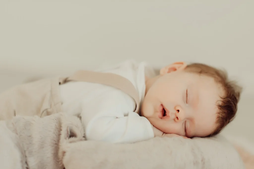 Un bébé de 3 mois qui fait une sieste