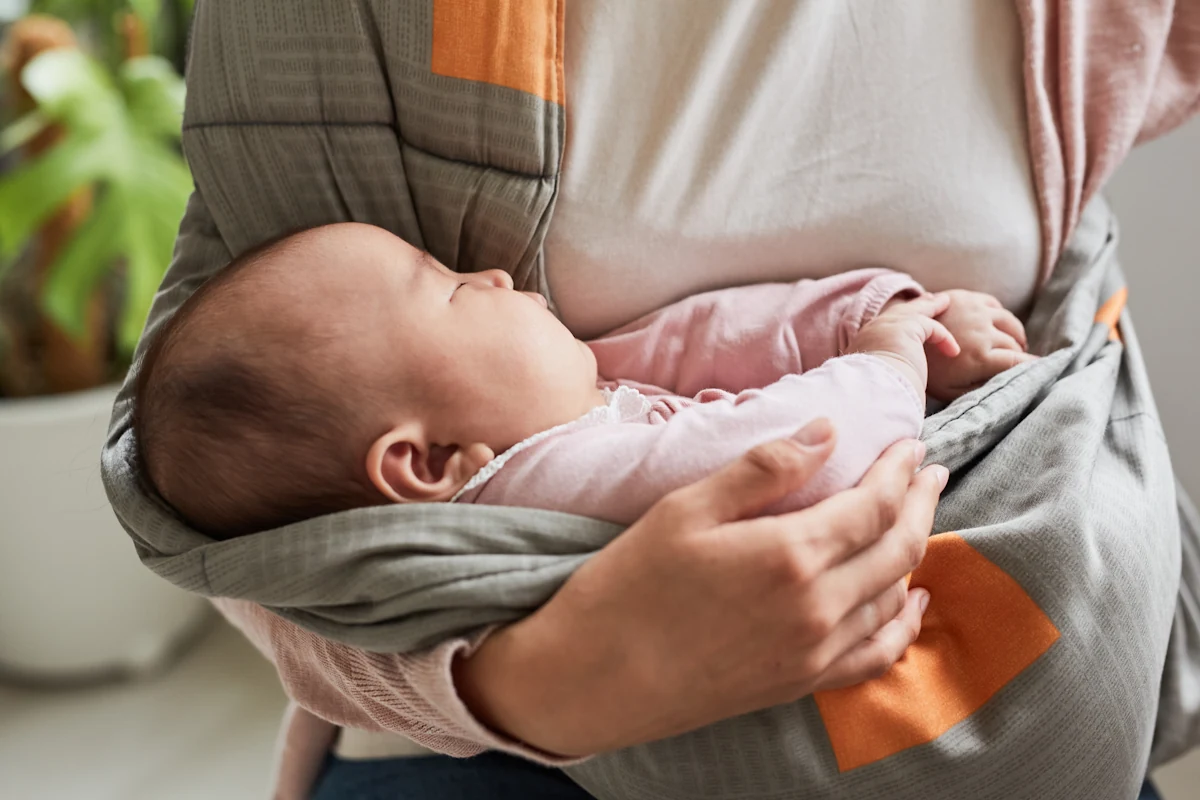 Un bébé dans les bras de sa maman
