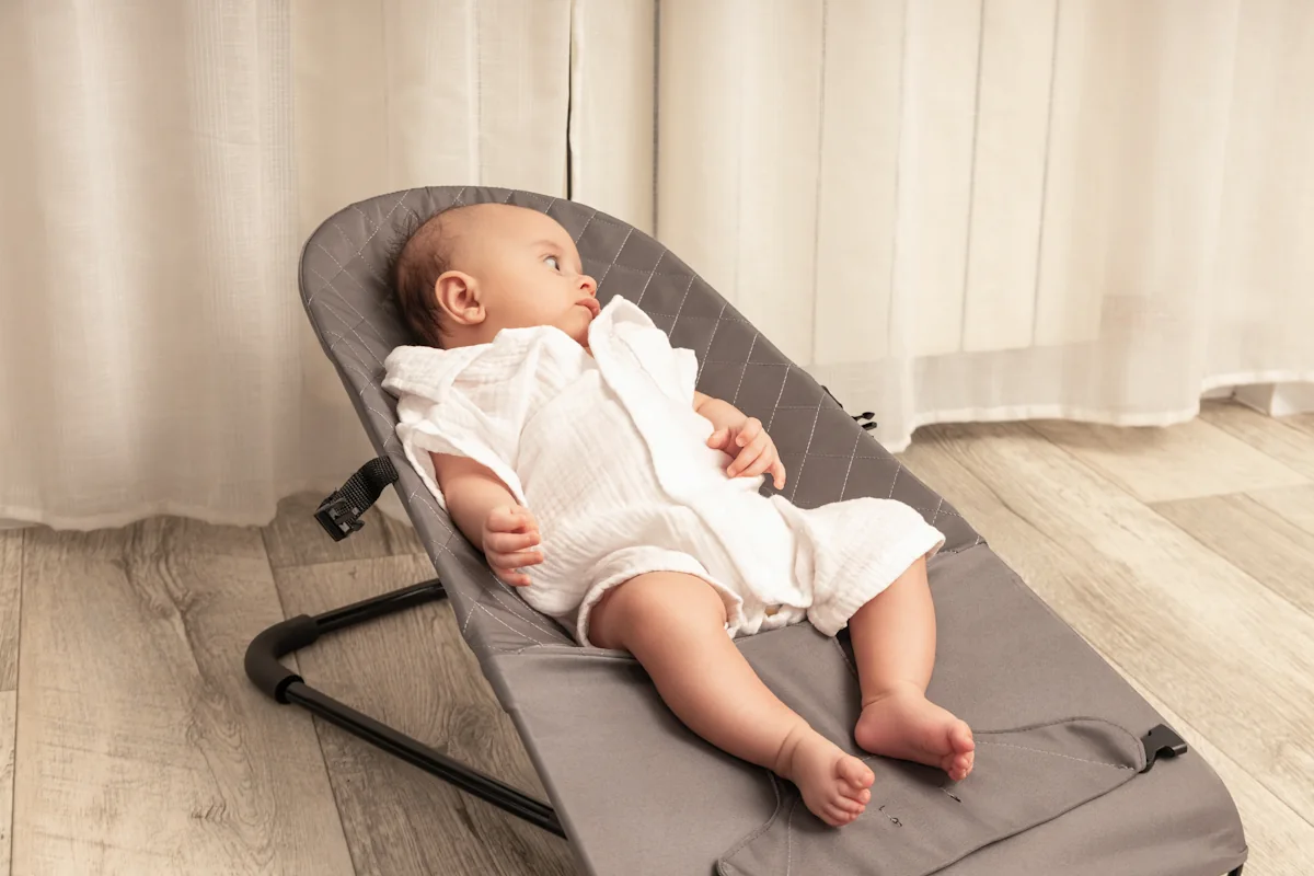 Un bébé dans un transat