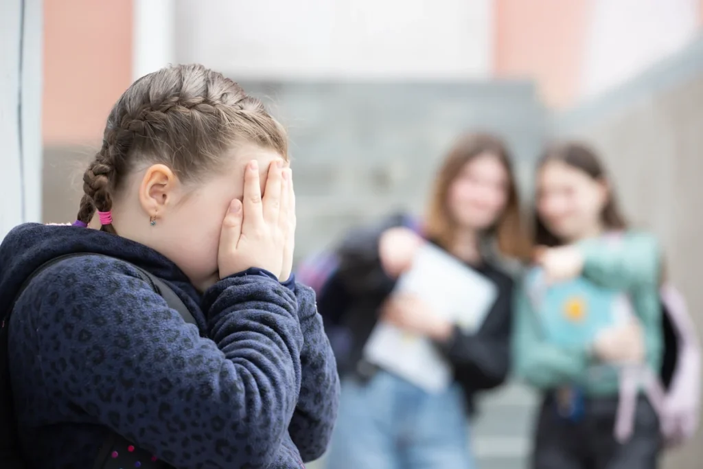 Un enfant qui souffre d'anxiété sociale à l'école