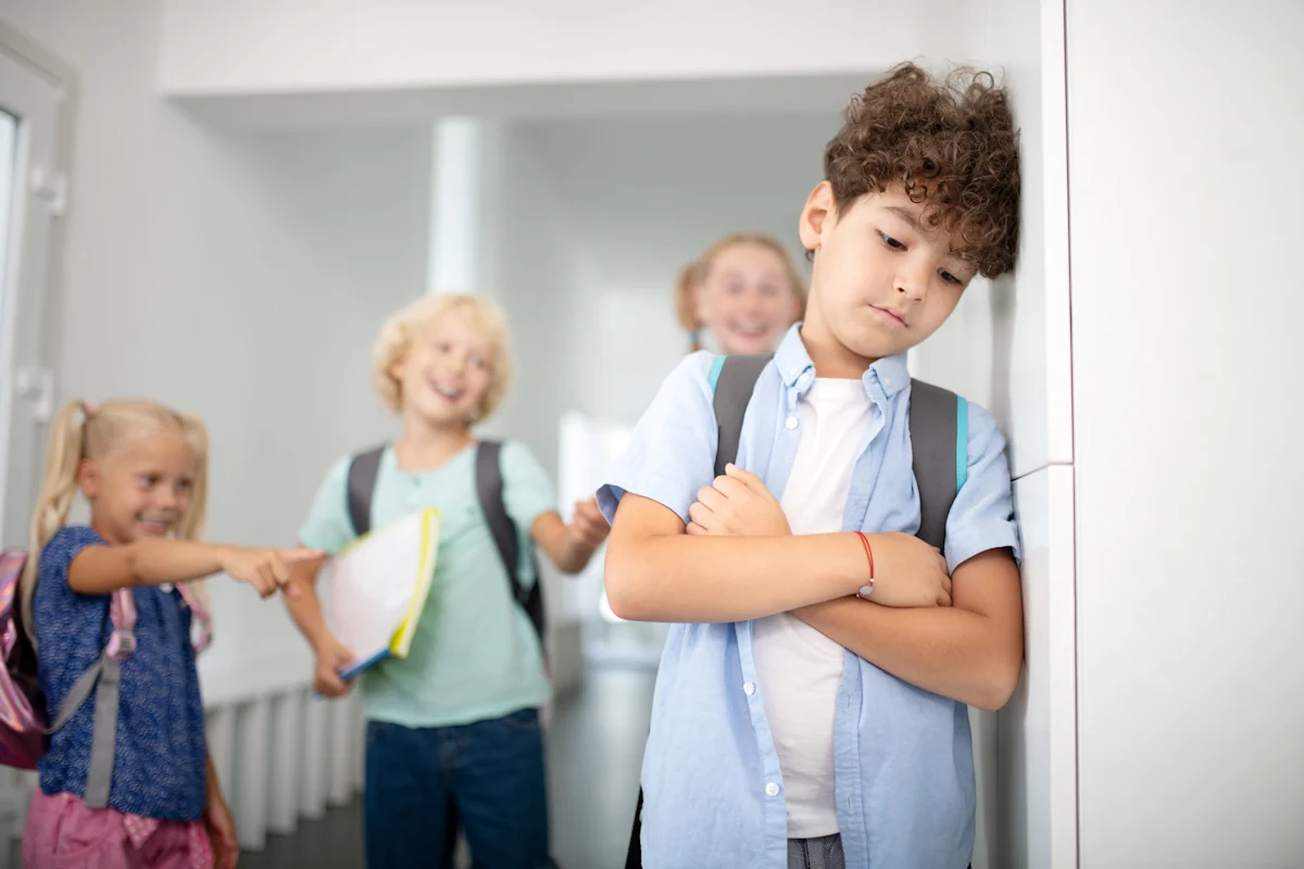Un enfant qui ne parle pas l'école à cause de l'anxiété