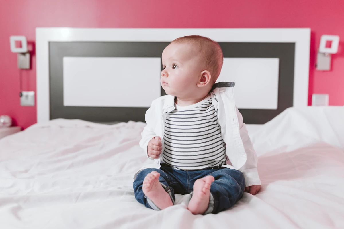 Un bébé assis