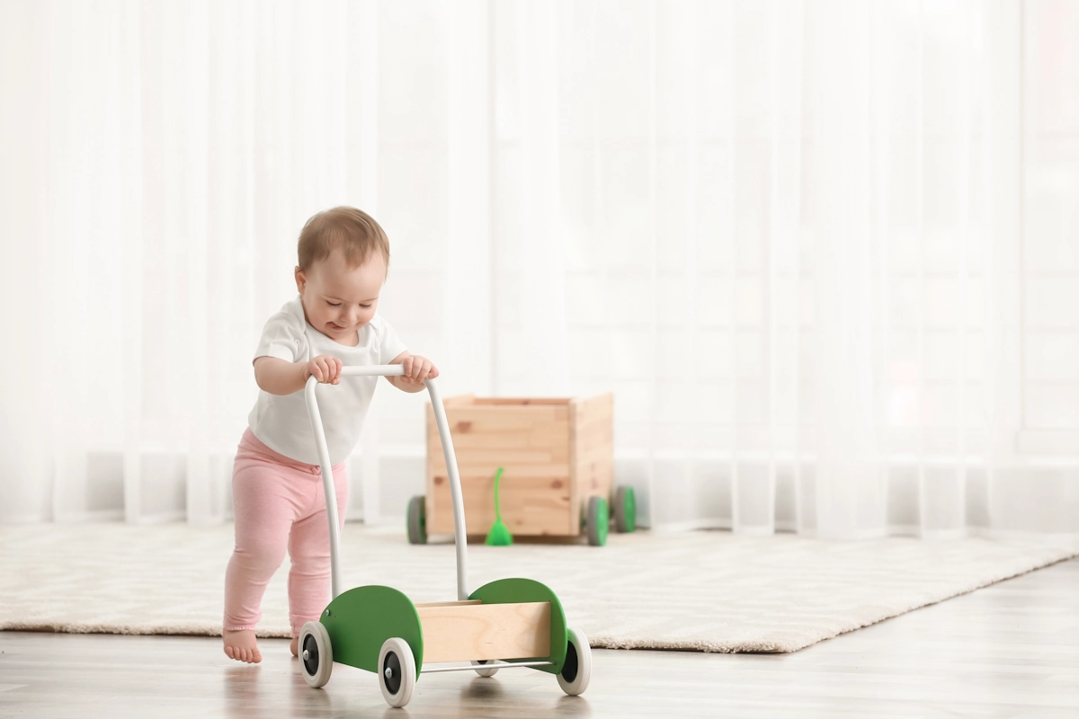 Un bébé avec un trotteur