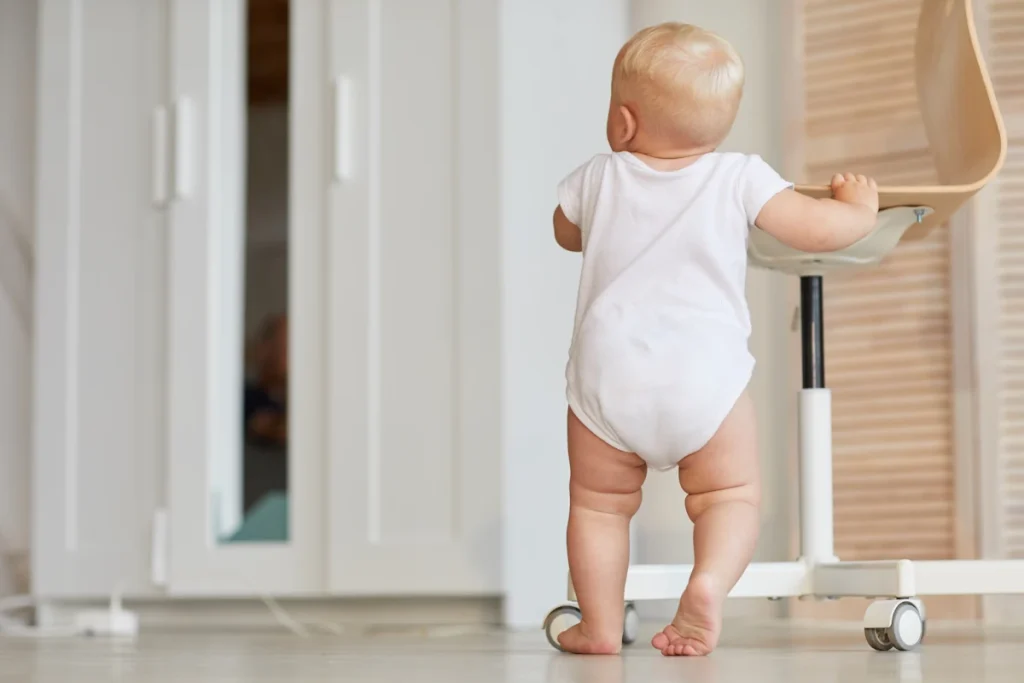 Un bébé qui se met debout