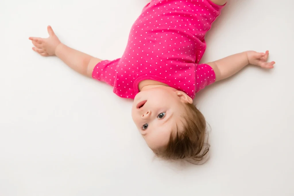 bébé 9 mois allongé sur le dos