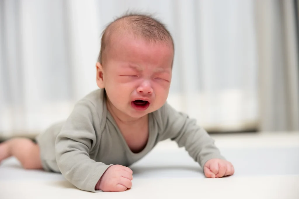 bébé pleure quand je pose