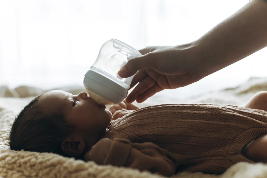 Un bébé à qui on donne un biberon