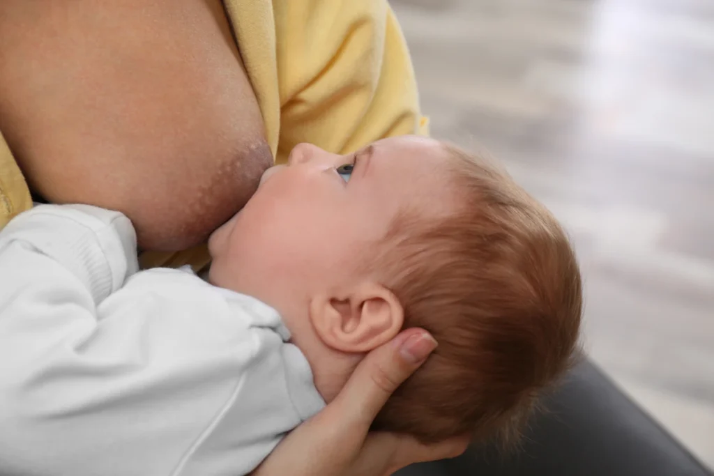 Une femme qui donne le sein à son bébé