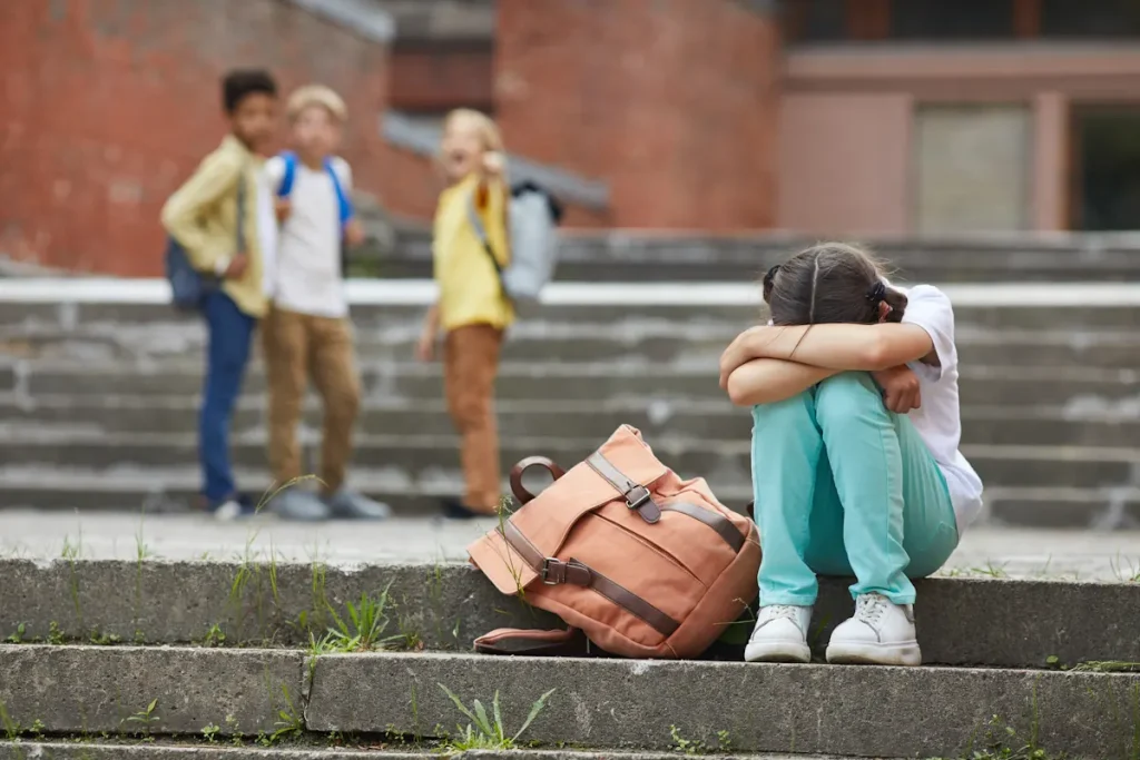 Une petite fille rejetée par ses copains à l'école