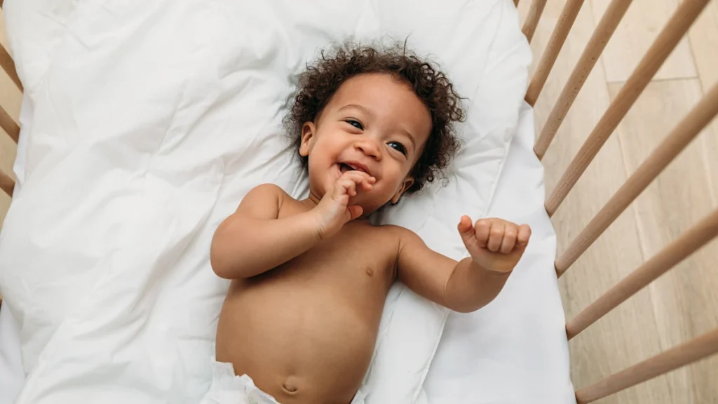 Un bébé qui s'habitue à son propre lit
