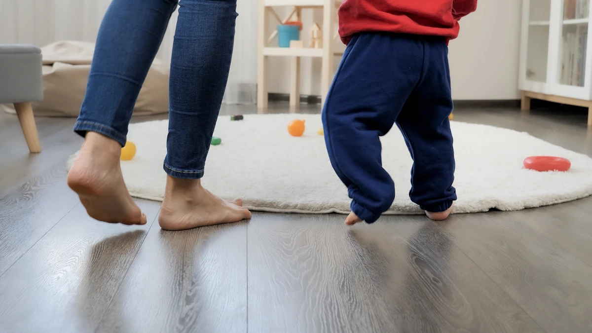 Un bébé qui fait une marche en équin