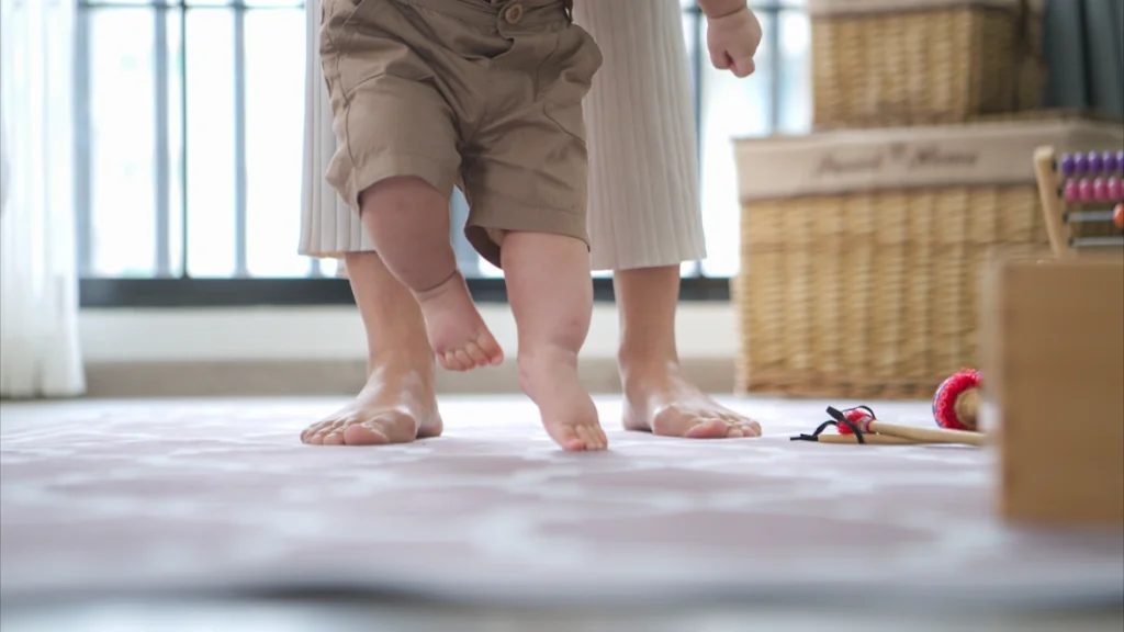 Un bébé qui marche sur la pointe des pieds
