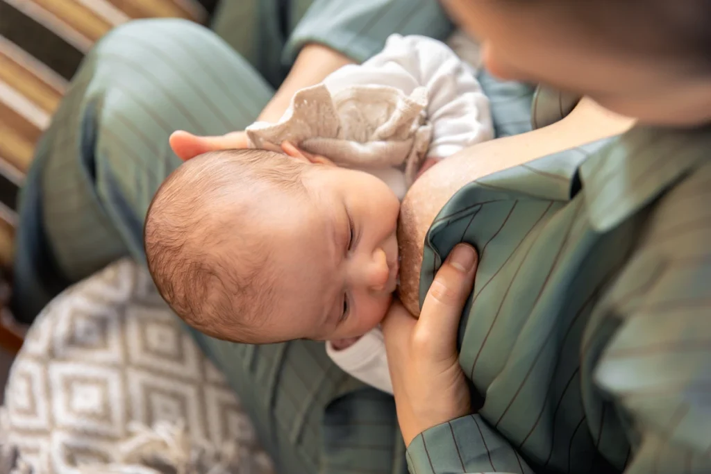 Une femme qui allaite son bébé