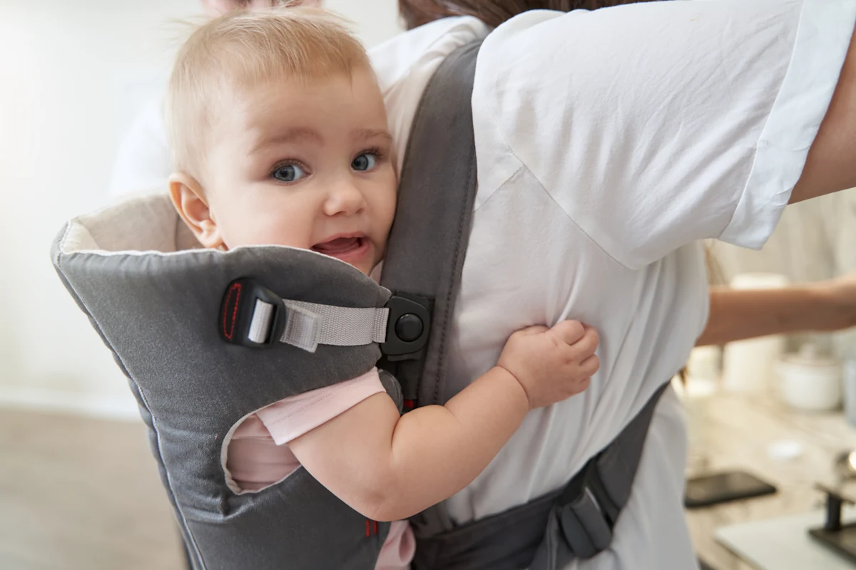 Une femme qui porte un bébé sur le dos