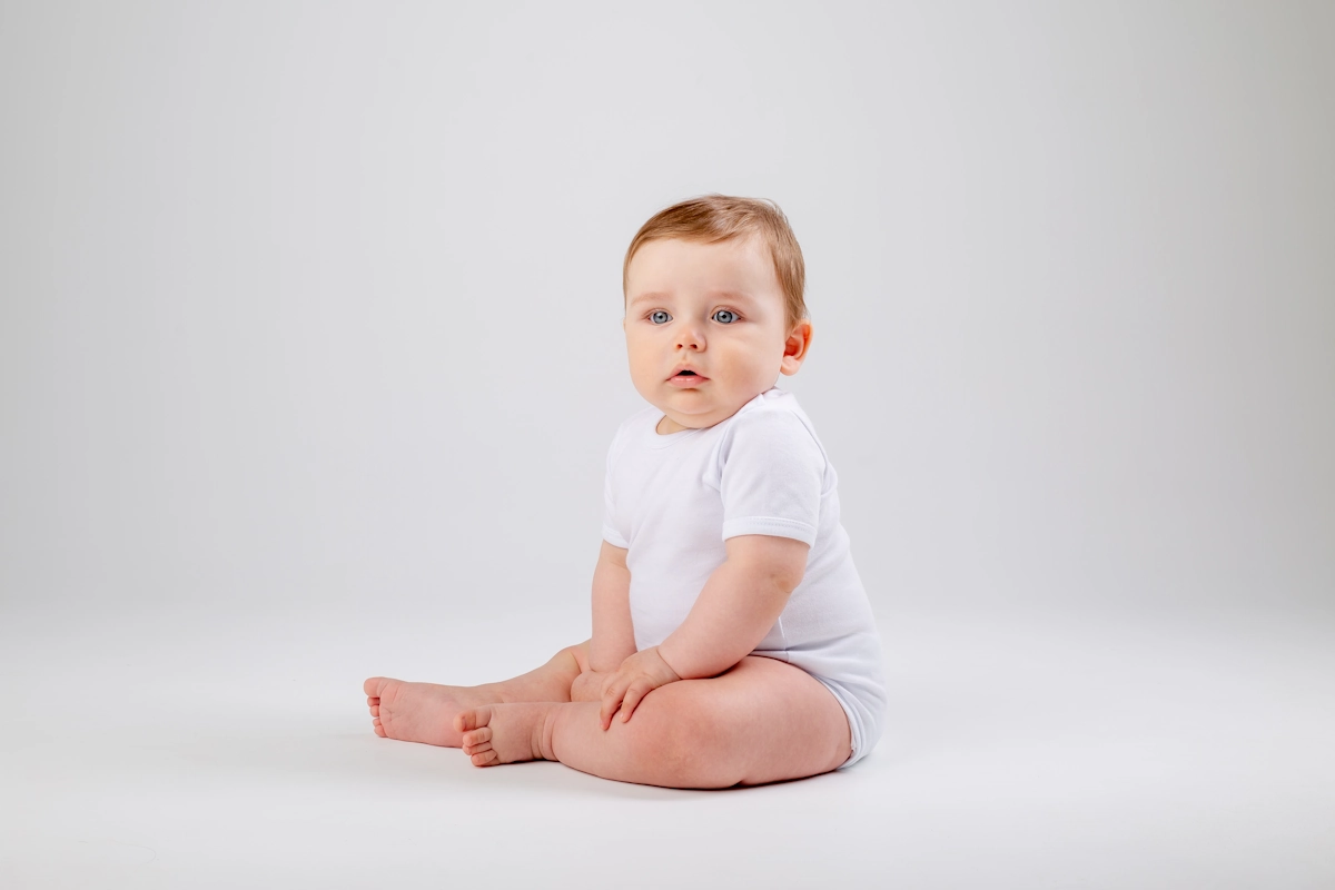 Un enfant qui tient assis tout seul