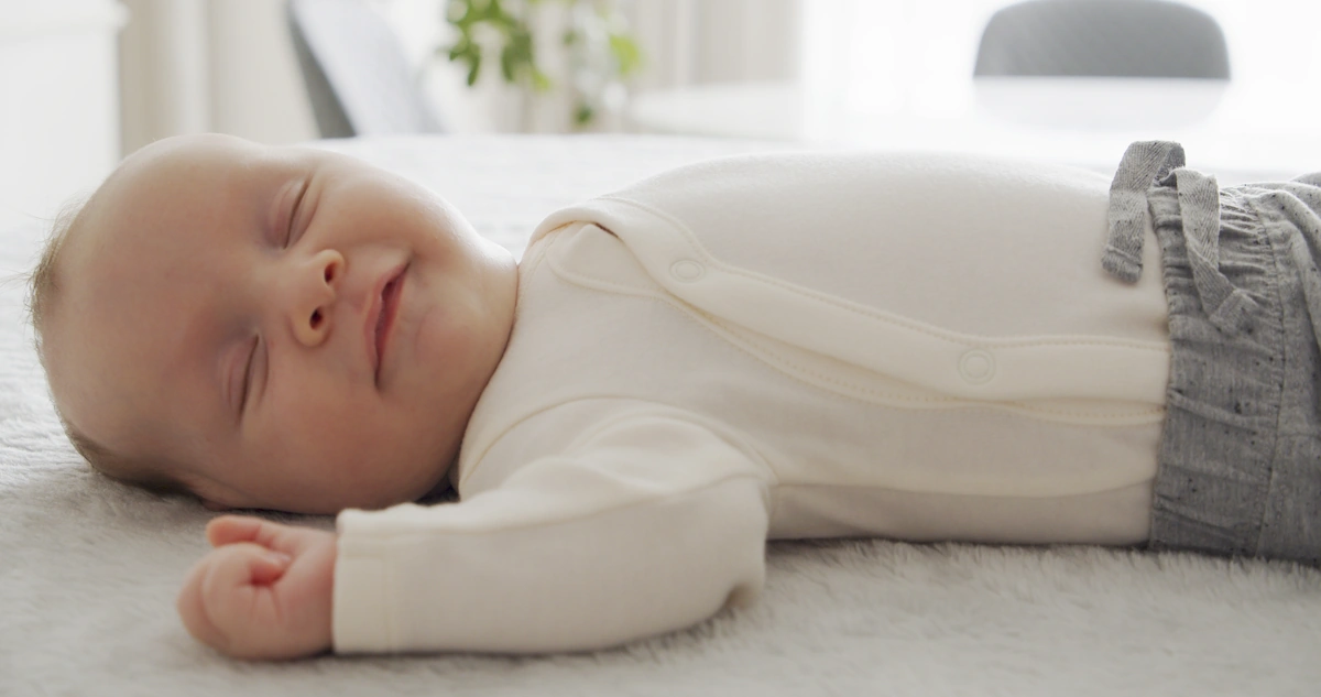 Un bébé qui fait une sieste dans une pièce lumineuse