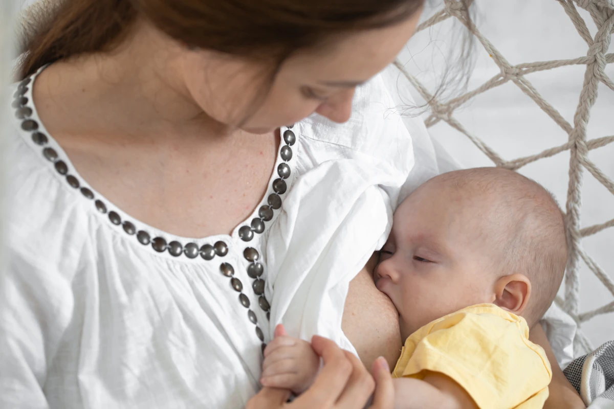 Un bébé qui fait un tétée d'endormissement