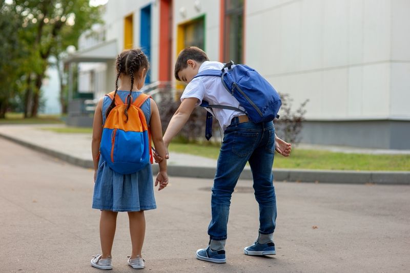 Grand frère accompagnant sa petite sœur à l'école