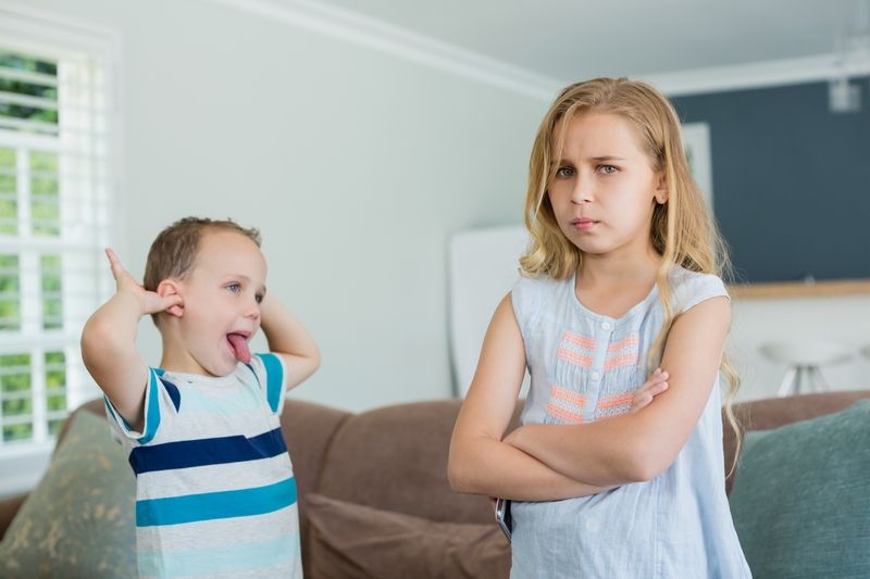 Frère et sœur en pleine dispute