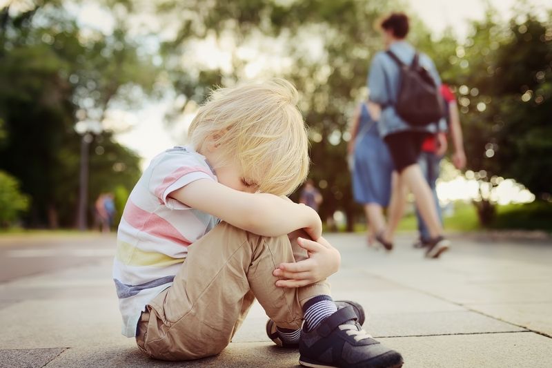 Enfant fatigué qui se frotte les yeux
