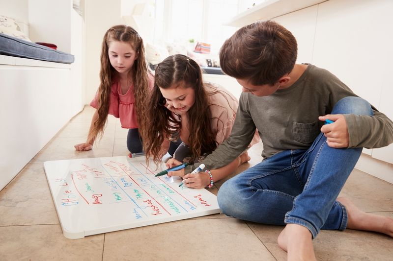 Enfants organisant leurs tâches sur un tableau