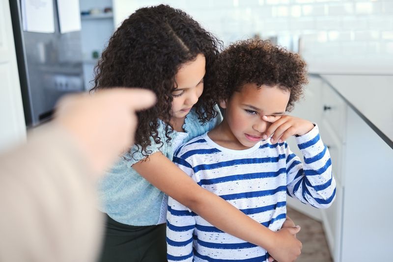 Enfants tristes se réconfortant mutuellement