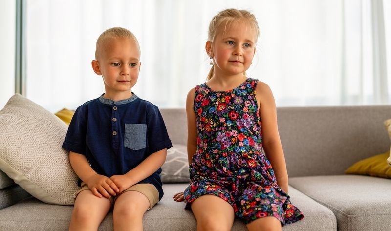 Enfants jouant ensemble avec énergie