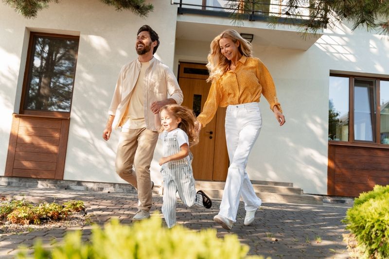 Famille sortant joyeusement de la maison le matin
