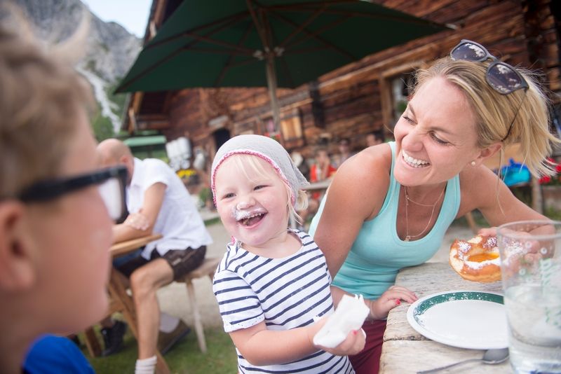 Petite fille qui mange avec sa famille