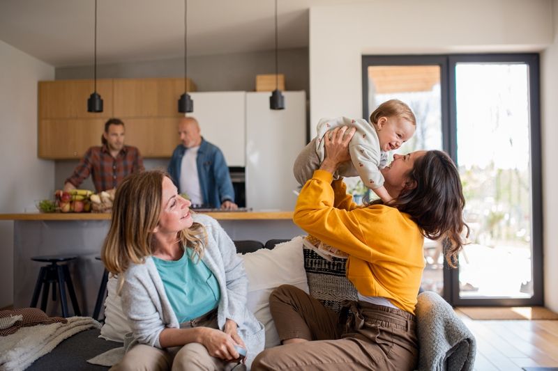 Famille multigénérationnelle avec nouveau-né