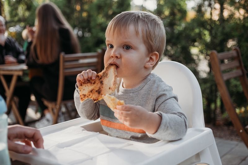 Bébé qui mange ses premiers aliments solides