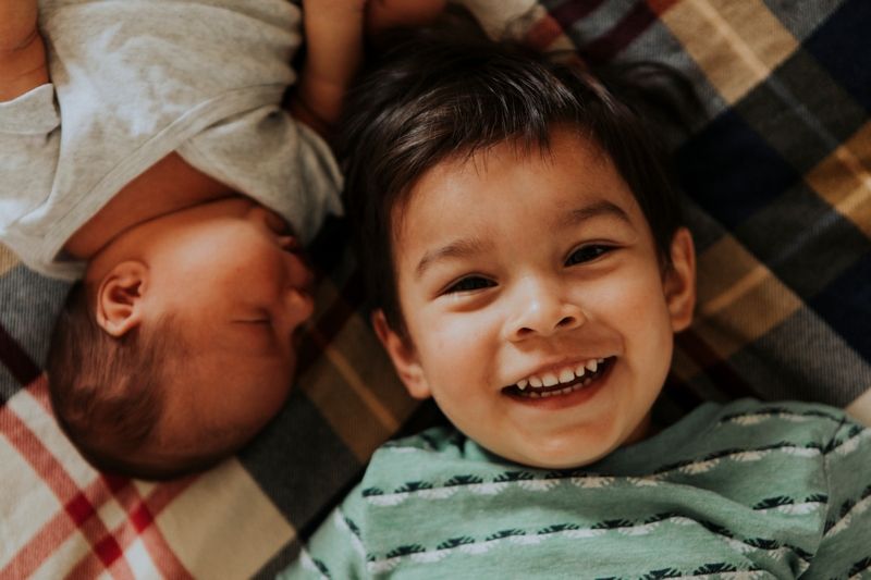 Portrait de complicité fraternelle