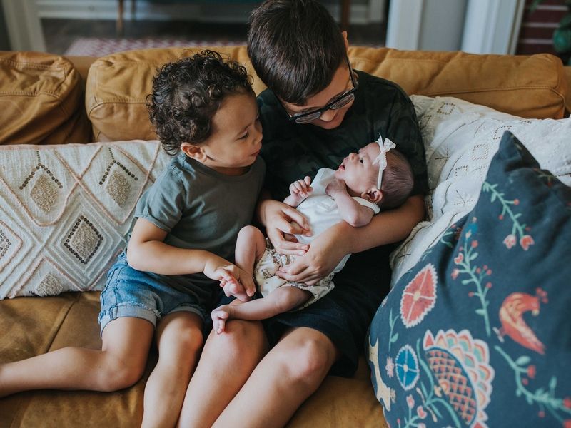 Enfant découvrant sa nouvelle petite sœur