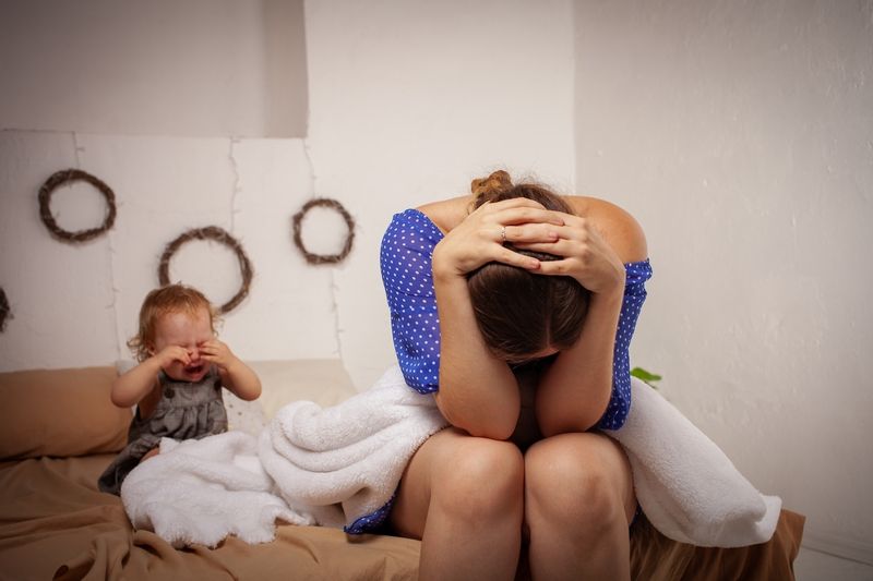Maman fatiguée avec son bébé