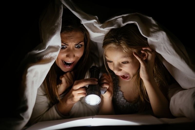 Mère lisant une histoire à sa fille avant le coucher