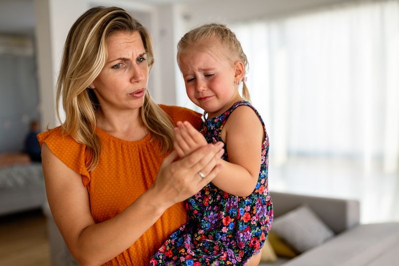 Mère consolant son enfant après une crise de colère