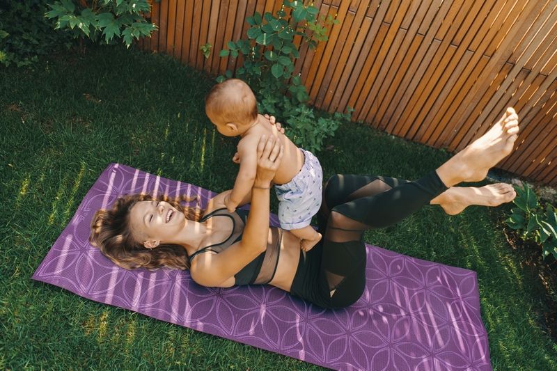 Maman faisant du yoga avec son bébé