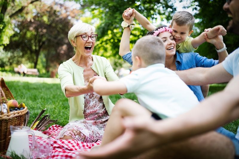 Famille multigénérationnelle en pique-nique au parc
