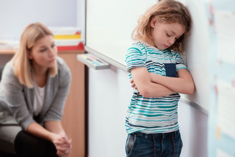 Enfant boudeur refusant d'aller à l'école