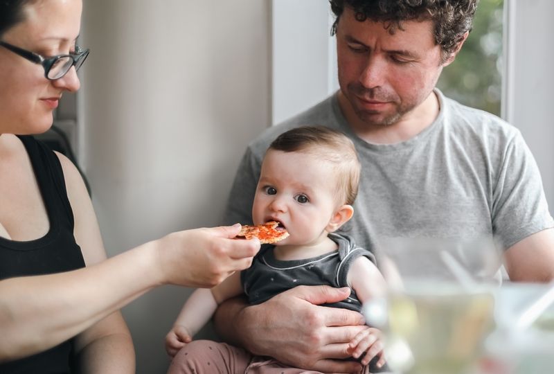 Mère et fille en train de lire ensemble
