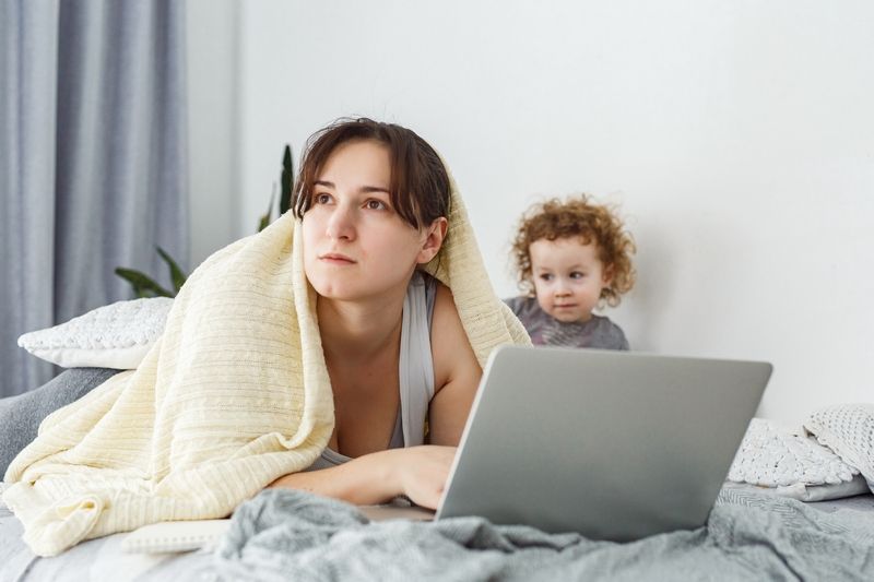 Femme fatiguée réfléchissant seule chez elle