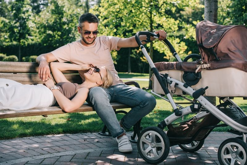Bébé endormi en poussette au parc